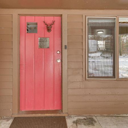 Pet-Friendly Irons Cottage About 4 Mi To Sand Lake! ภายนอก รูปภาพ