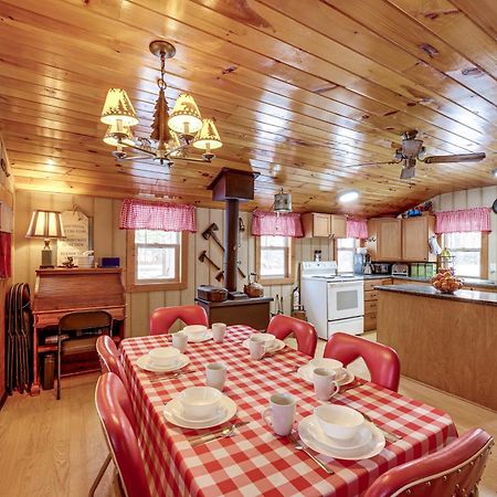 Pet-Friendly Irons Cottage About 4 Mi To Sand Lake! ภายนอก รูปภาพ