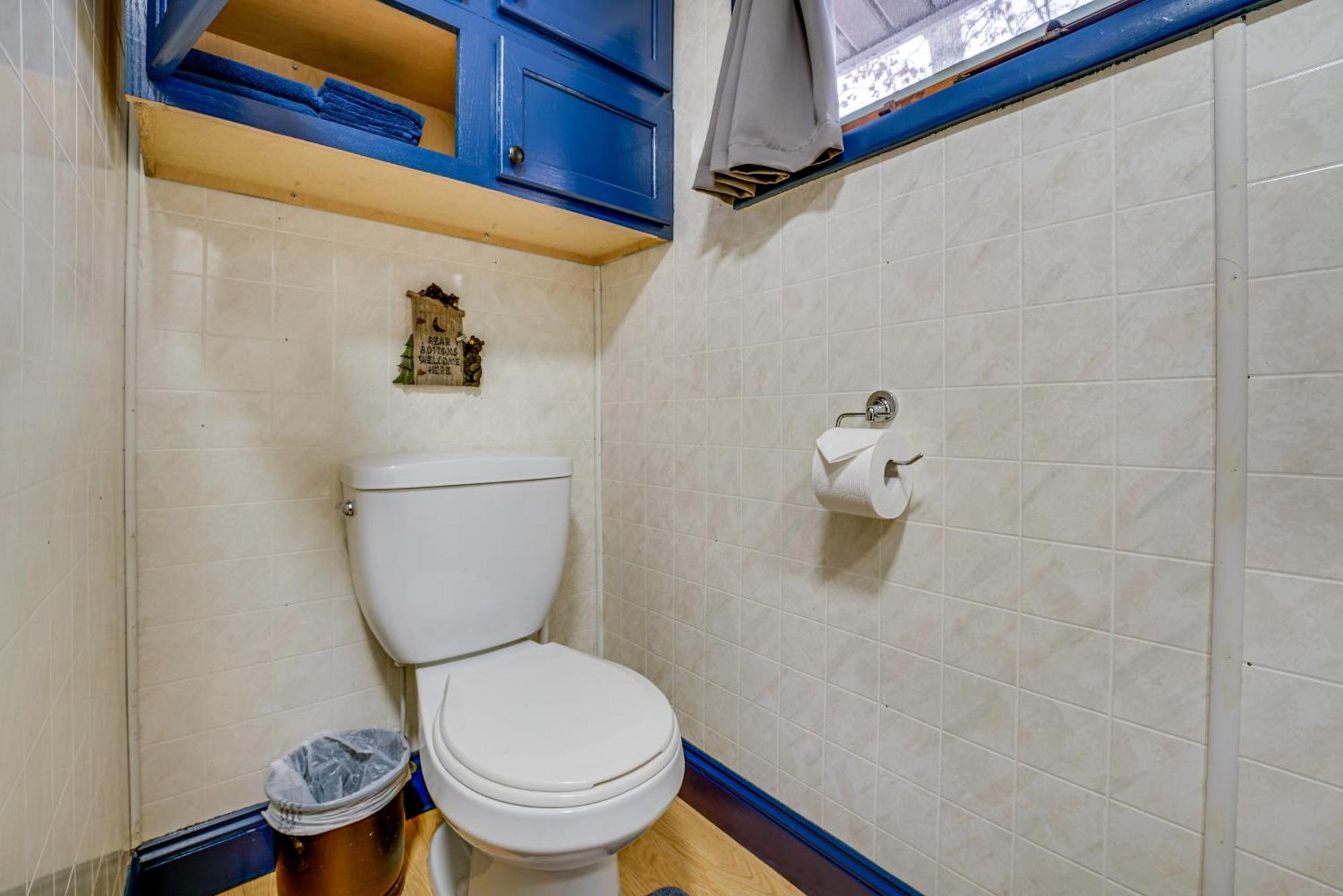 Pet-Friendly Irons Cottage About 4 Mi To Sand Lake! ภายนอก รูปภาพ