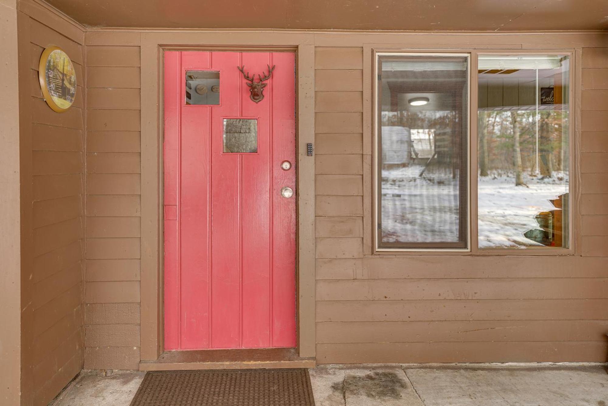 Pet-Friendly Irons Cottage About 4 Mi To Sand Lake! ภายนอก รูปภาพ