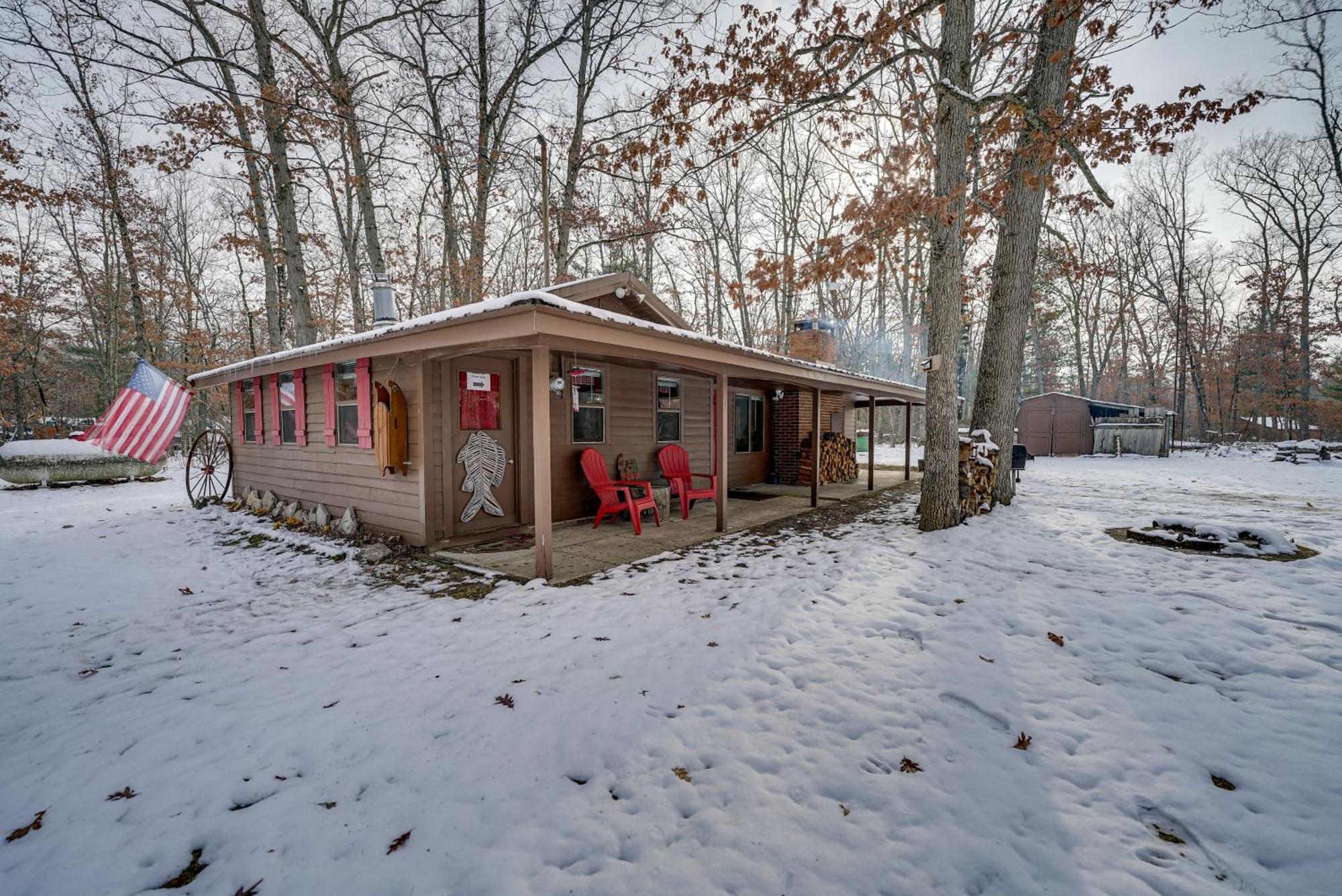 Pet-Friendly Irons Cottage About 4 Mi To Sand Lake! ภายนอก รูปภาพ