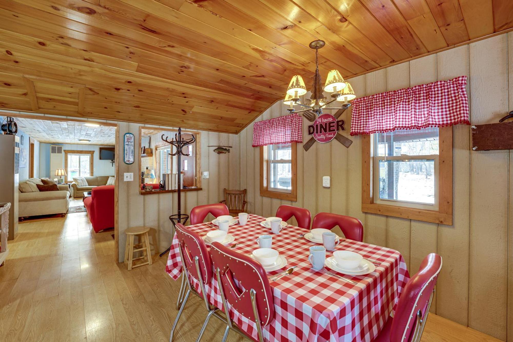 Pet-Friendly Irons Cottage About 4 Mi To Sand Lake! ภายนอก รูปภาพ