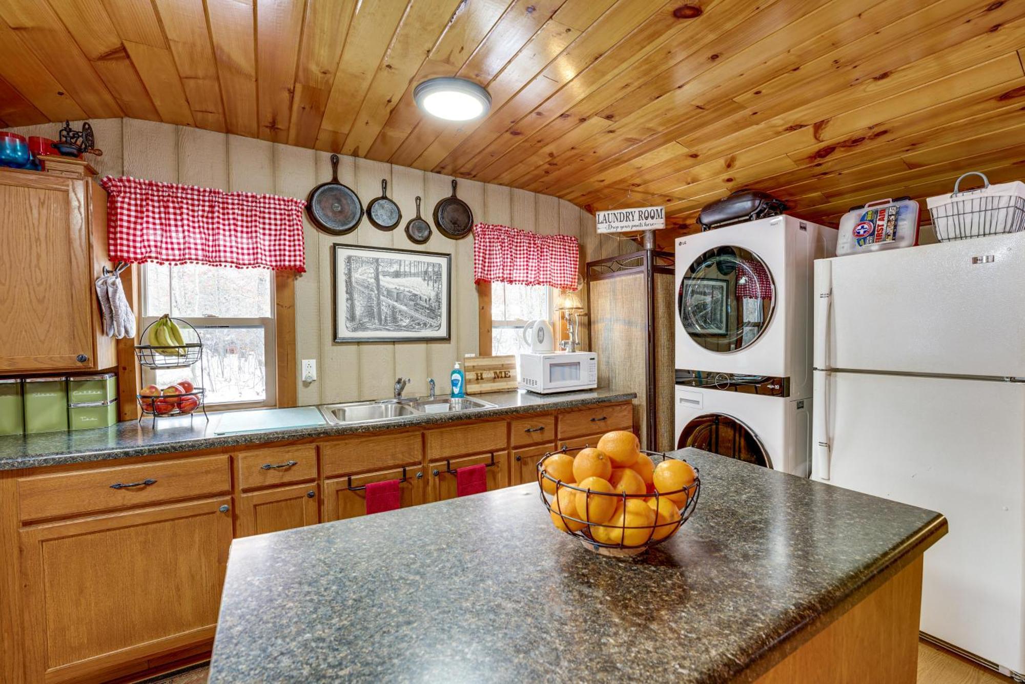 Pet-Friendly Irons Cottage About 4 Mi To Sand Lake! ภายนอก รูปภาพ