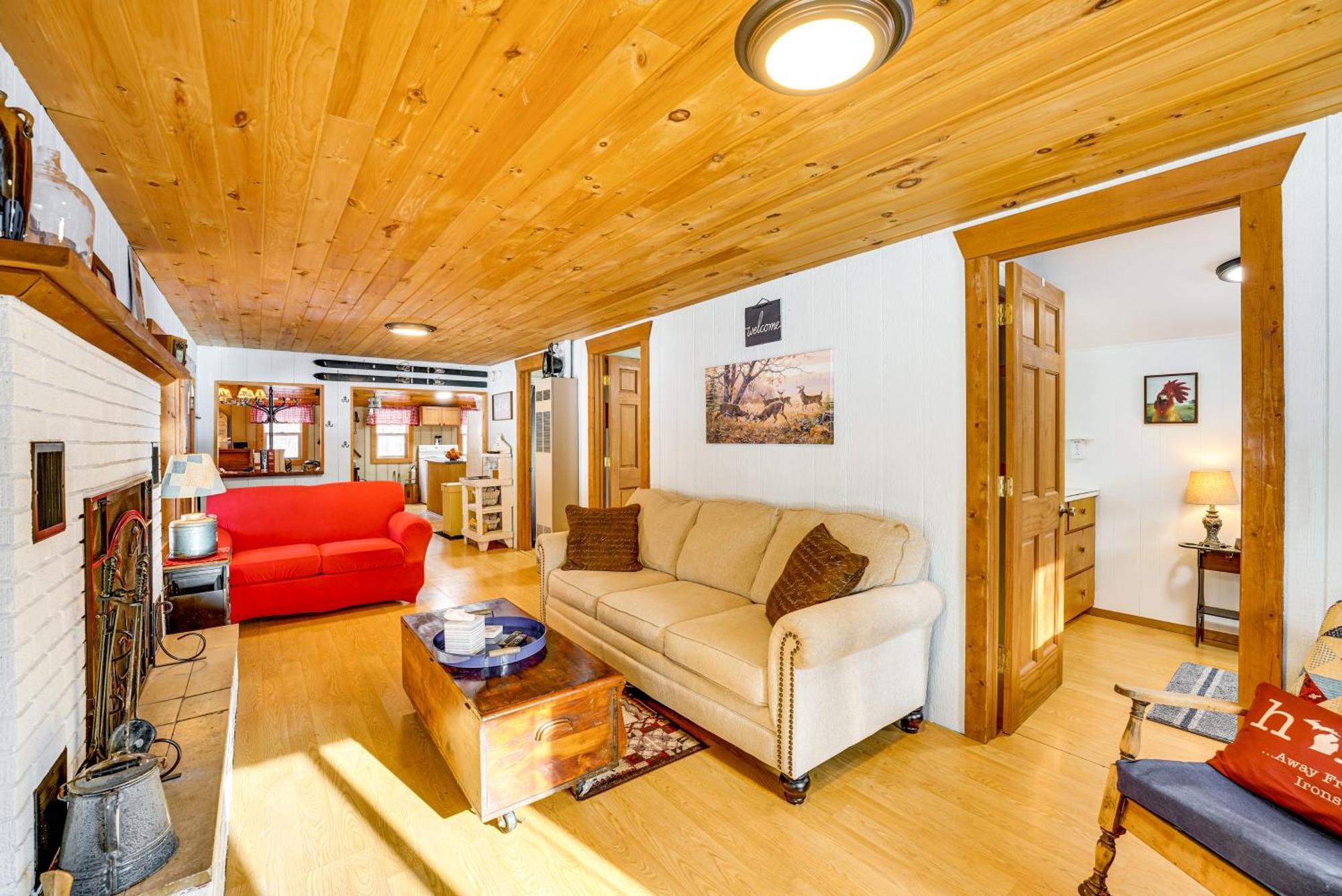 Pet-Friendly Irons Cottage About 4 Mi To Sand Lake! ภายนอก รูปภาพ