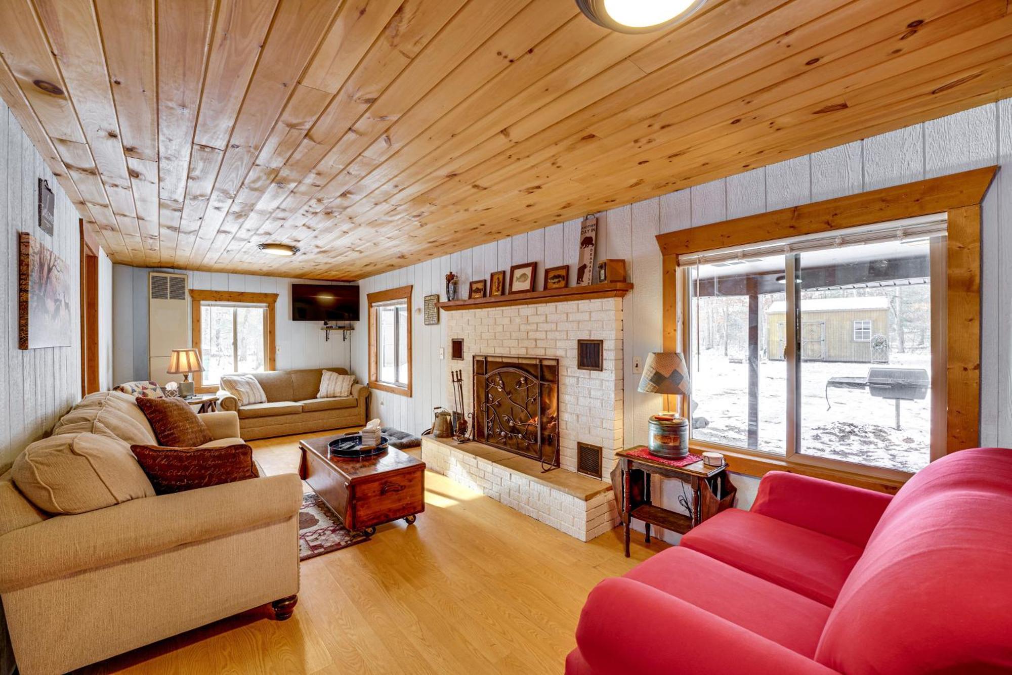 Pet-Friendly Irons Cottage About 4 Mi To Sand Lake! ภายนอก รูปภาพ