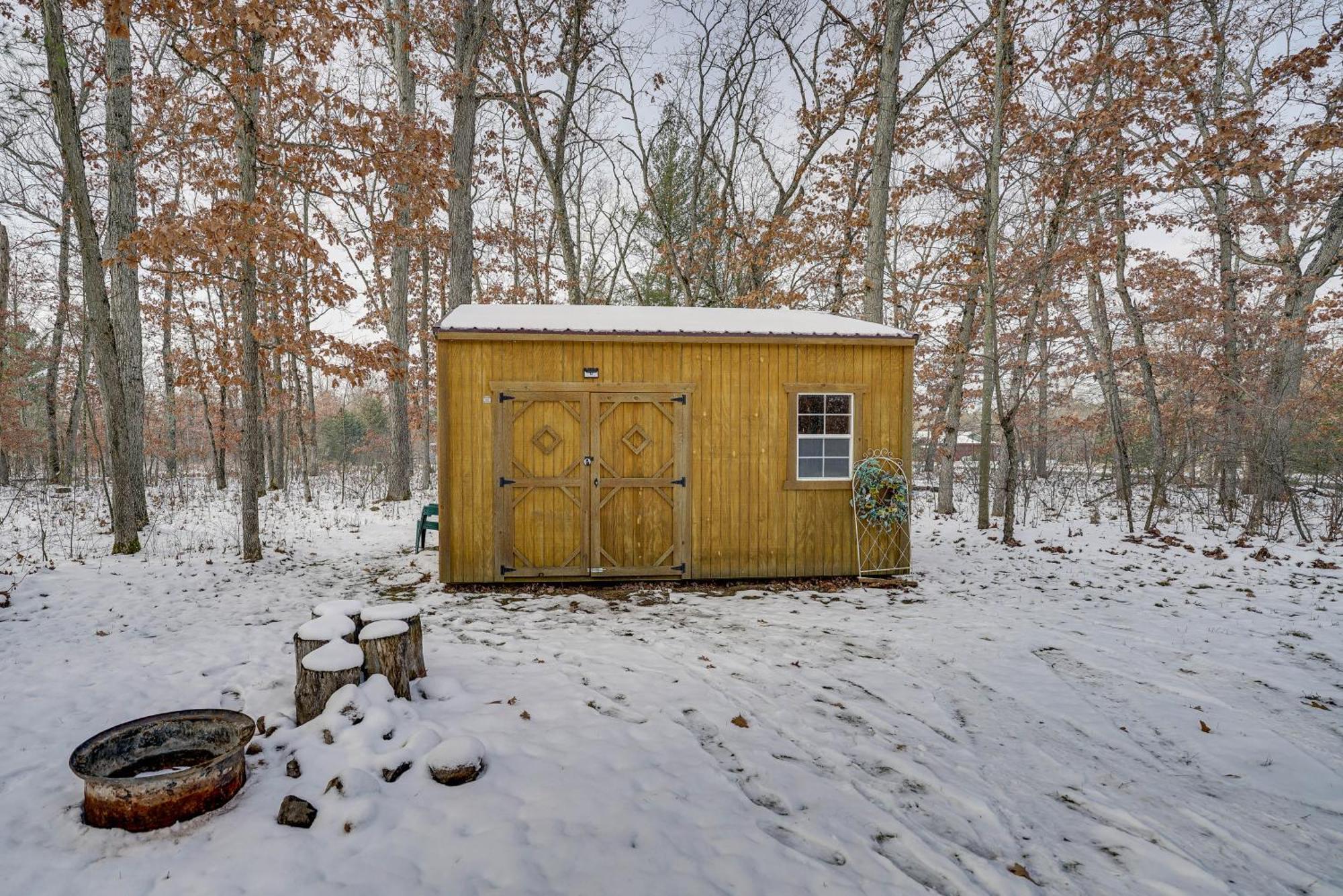 Pet-Friendly Irons Cottage About 4 Mi To Sand Lake! ภายนอก รูปภาพ