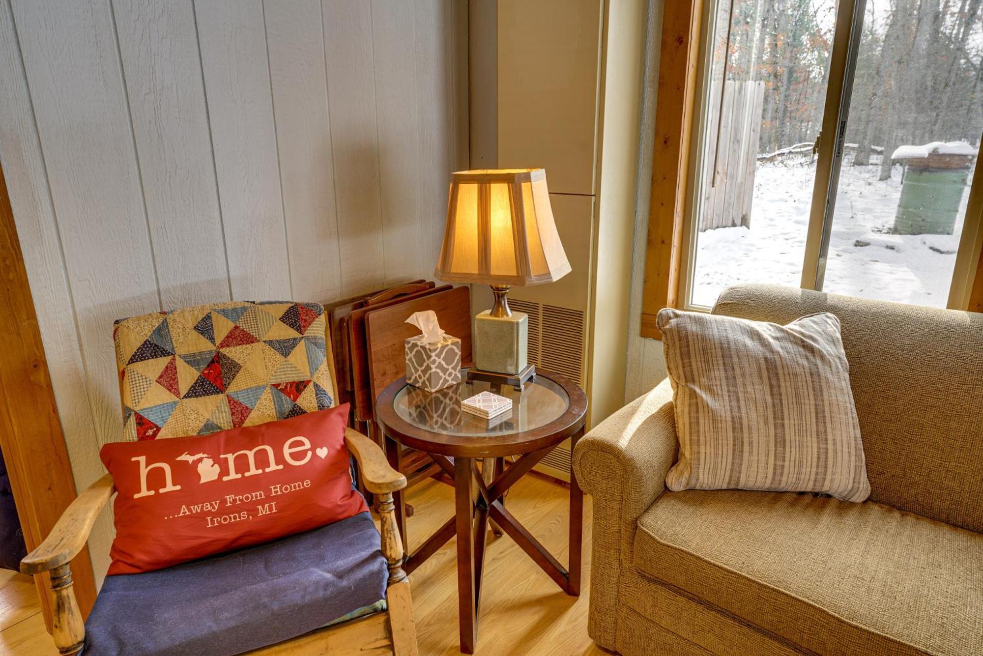 Pet-Friendly Irons Cottage About 4 Mi To Sand Lake! ภายนอก รูปภาพ