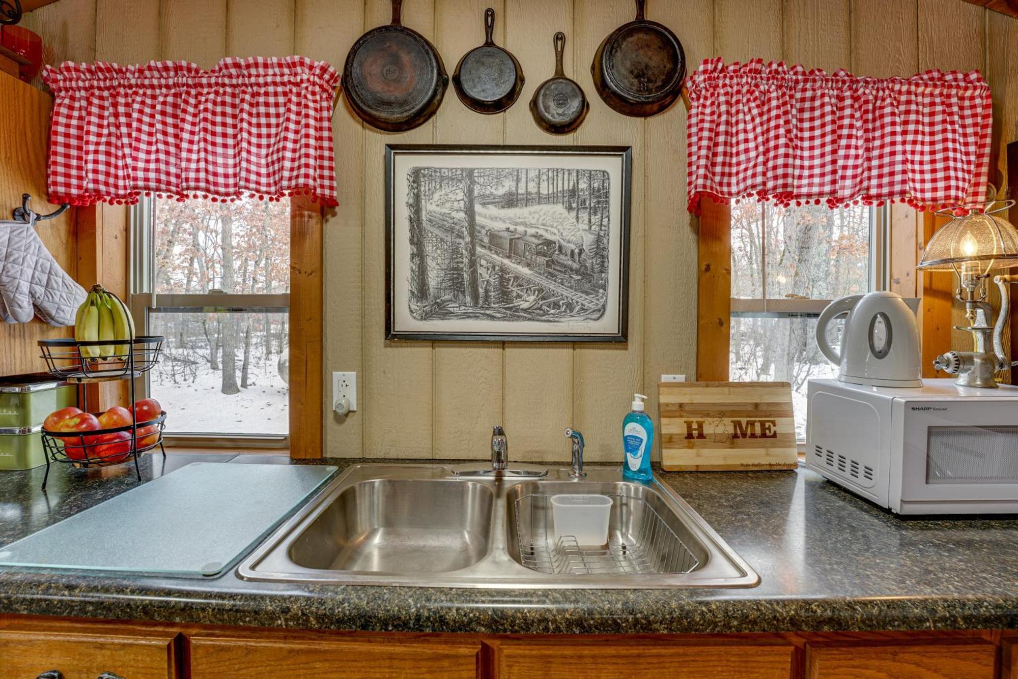Pet-Friendly Irons Cottage About 4 Mi To Sand Lake! ภายนอก รูปภาพ