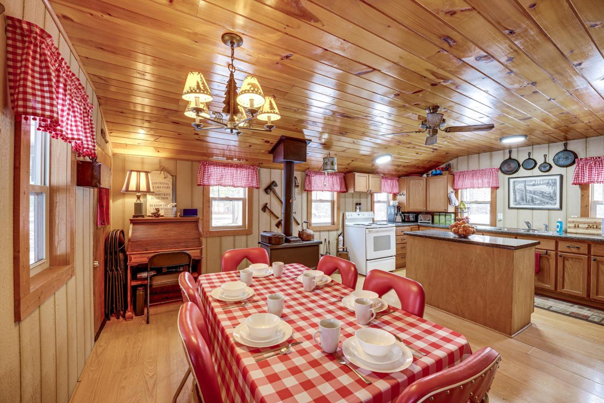 Pet-Friendly Irons Cottage About 4 Mi To Sand Lake! ภายนอก รูปภาพ