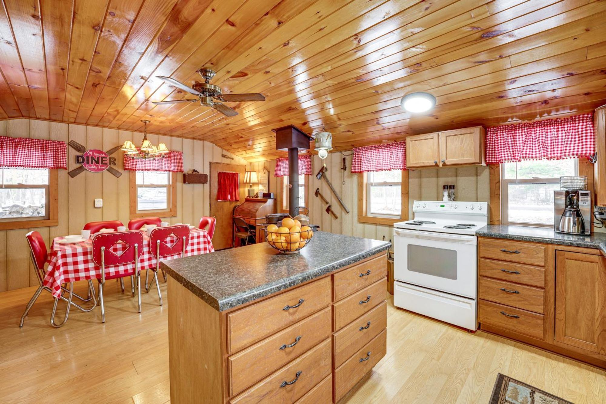 Pet-Friendly Irons Cottage About 4 Mi To Sand Lake! ภายนอก รูปภาพ